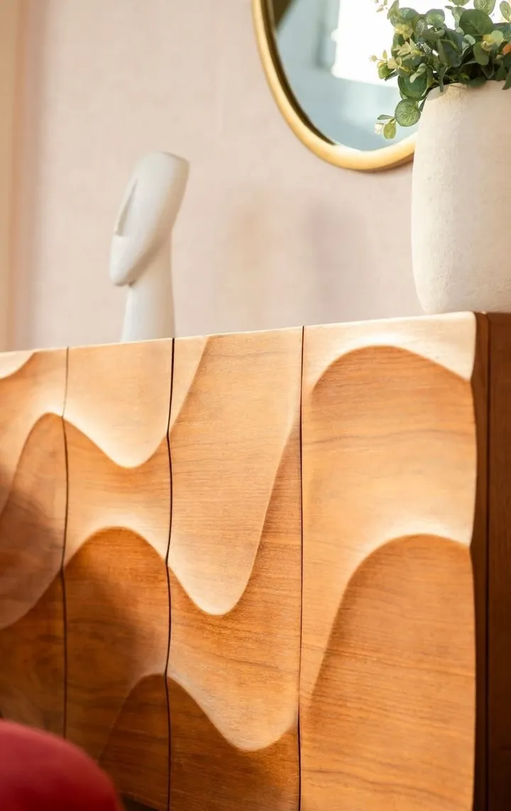 Buffet en bois sculpté en vagues