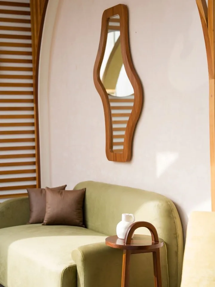 Canapé tilleul et miroir en bois